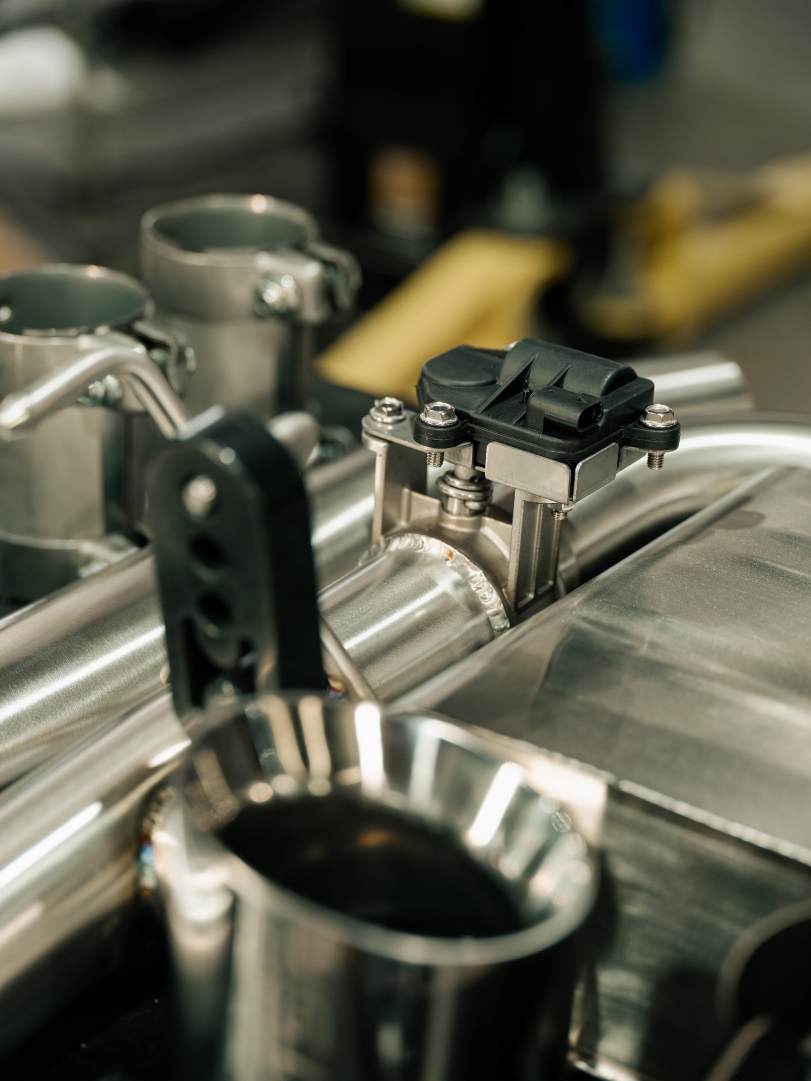 The remote-controlled valve actuator mounted on the TSP Hibiki mid-pipe