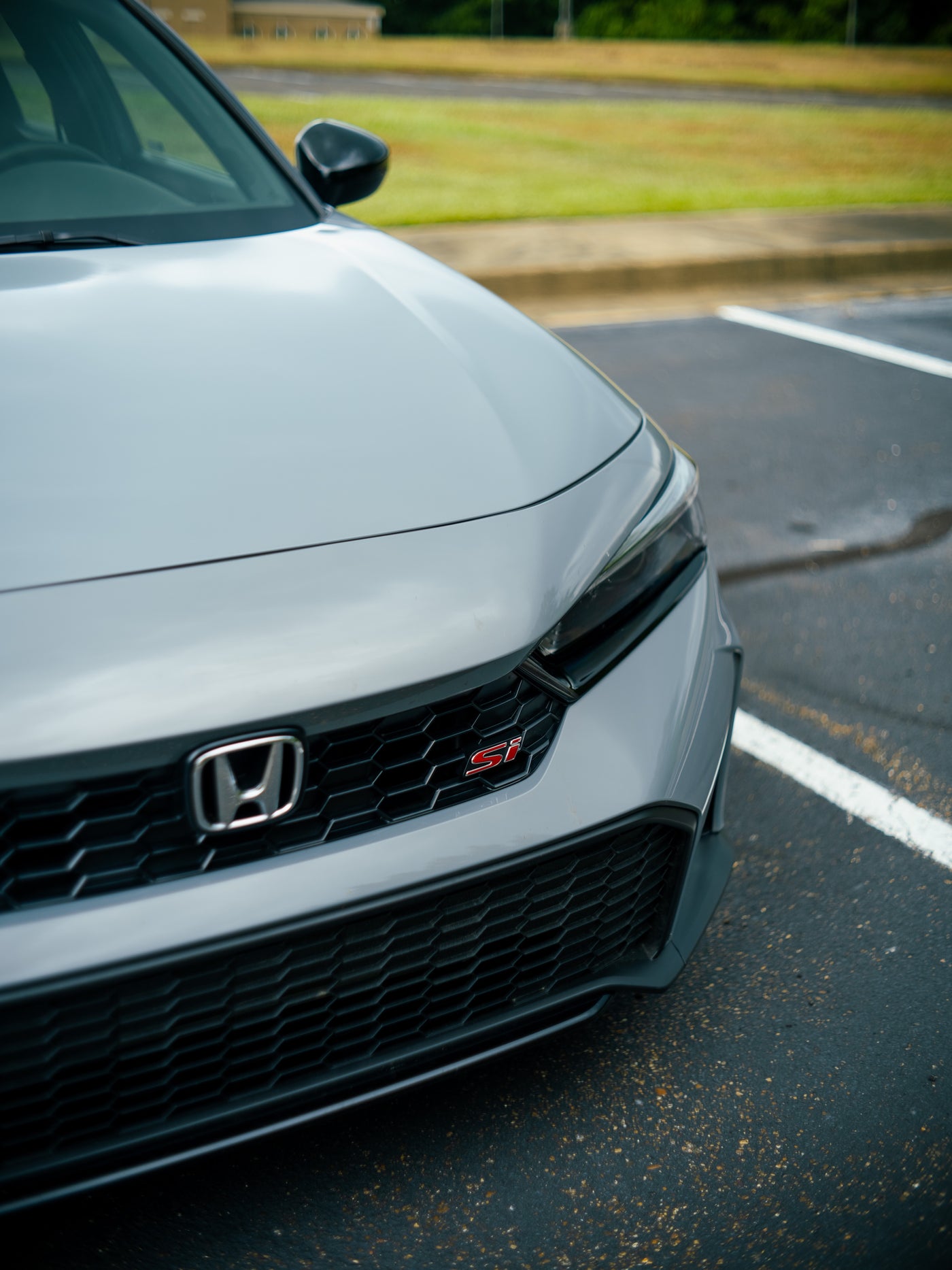Front end of a Honda Civic Si showing the Si badge and grille